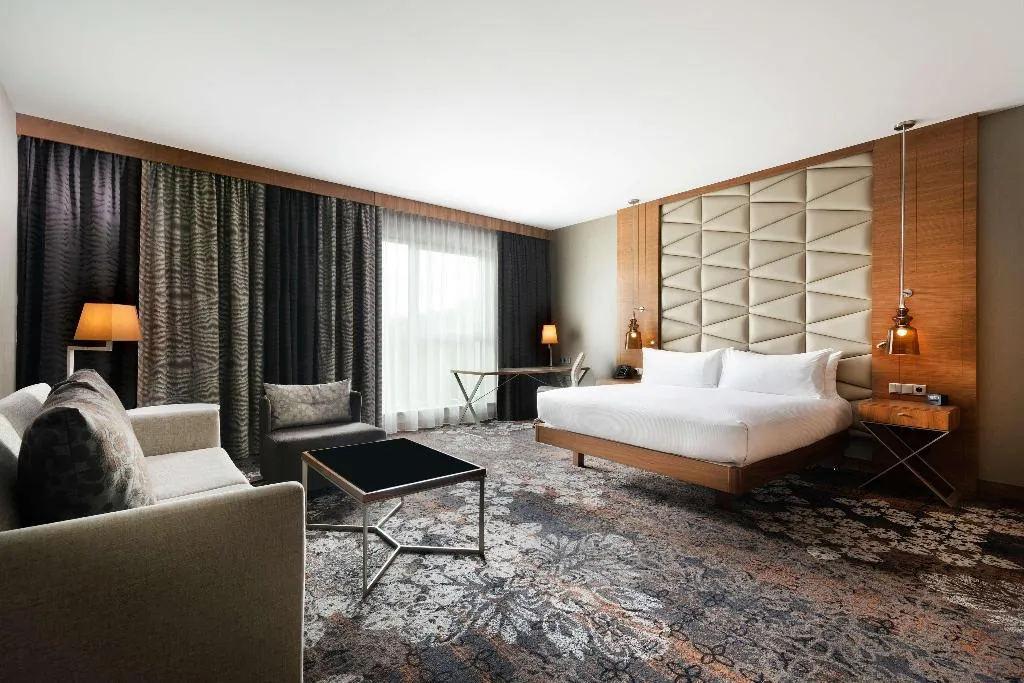 JUNIOR SUITE KING SIZE BED Room, DoubleTree by Hilton Krakow Hotel & Convention Cen, Krakow