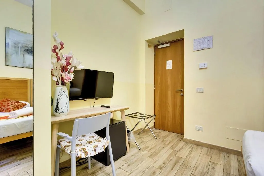 TRIPLE QUEEN SIZE BED Room, Hotel Terminal, Rome