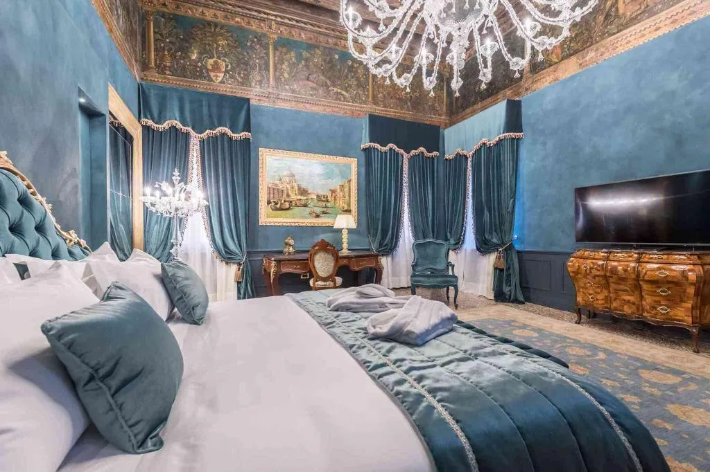 SUITE WITH VIEWS Room, Nani Mocenigo Palace, Venice