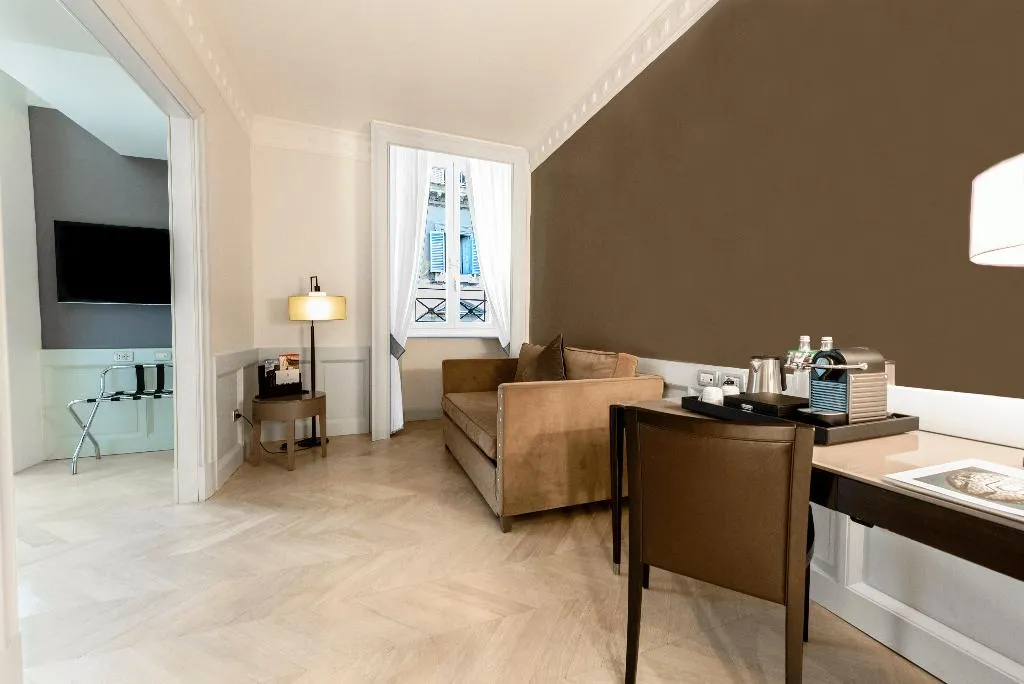 JUNIOR SUITE KING SIZE BED Room, Indigo Hotel Rome - St. George, Rome