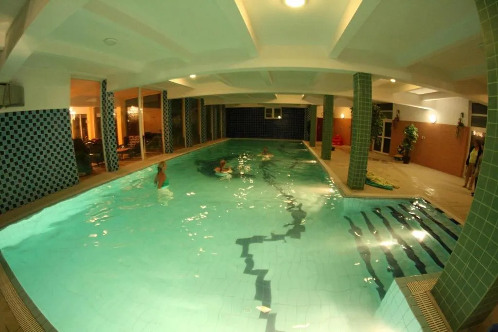 Pool, Daisy Superior, Krakow