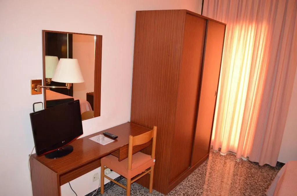 Room, Cuatro Naciones, Barcelona