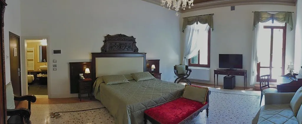 Room, Sant Antonin, Venice
