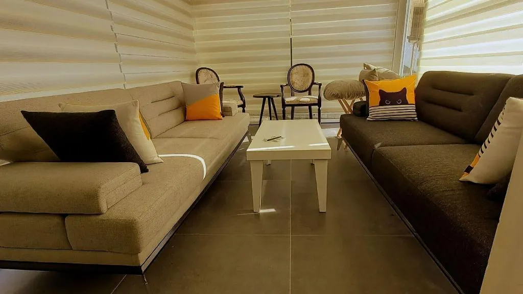 Room, Un Amor Hotel, Dalaman