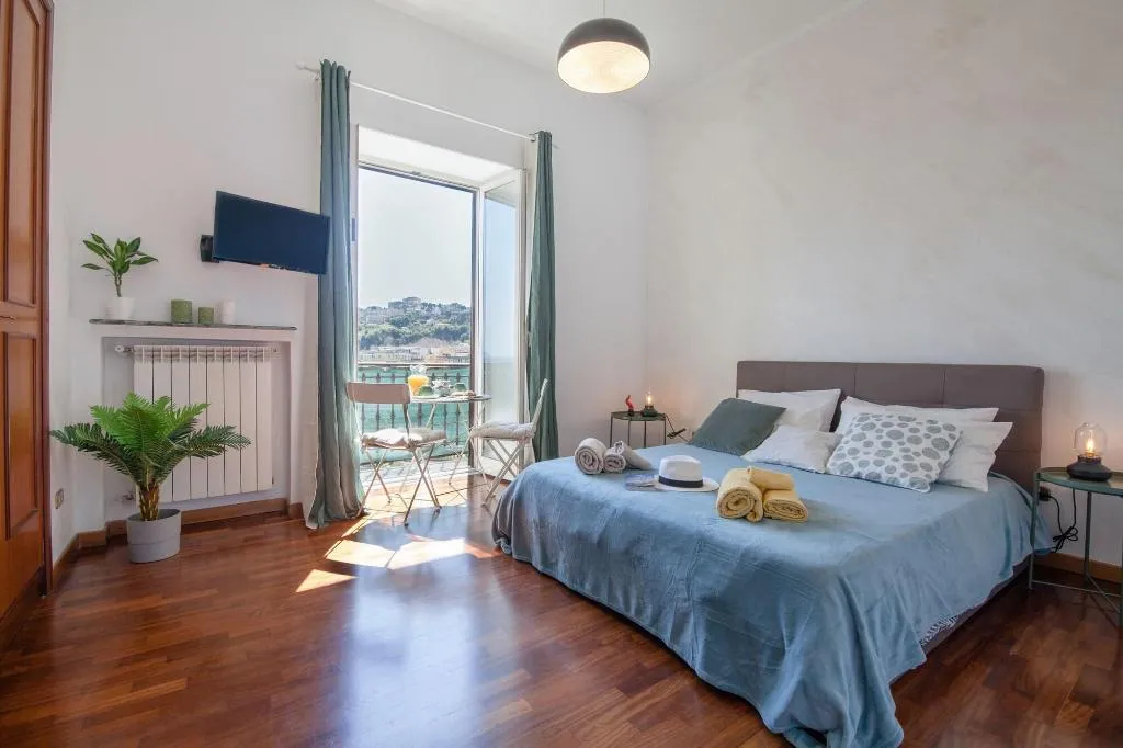 Room, Napolicentro Mare, Naples