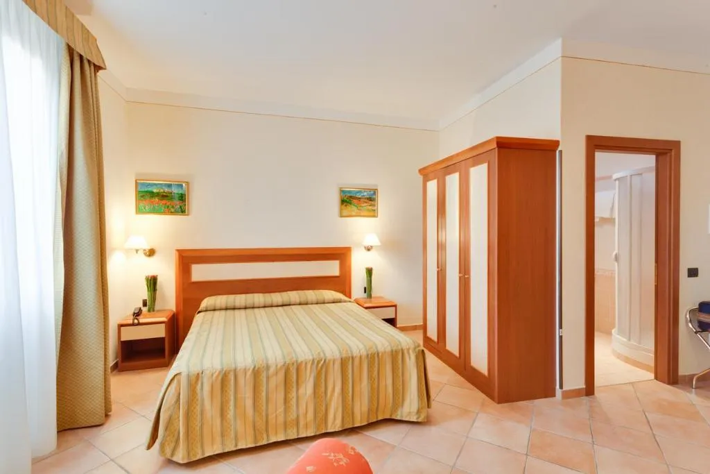 Room, Mia Cara, Florence