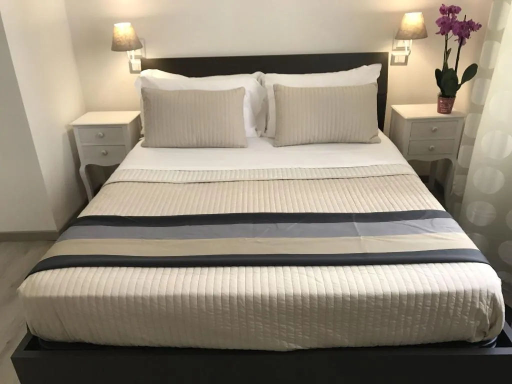 Room, Angolo Di Roma, Naples