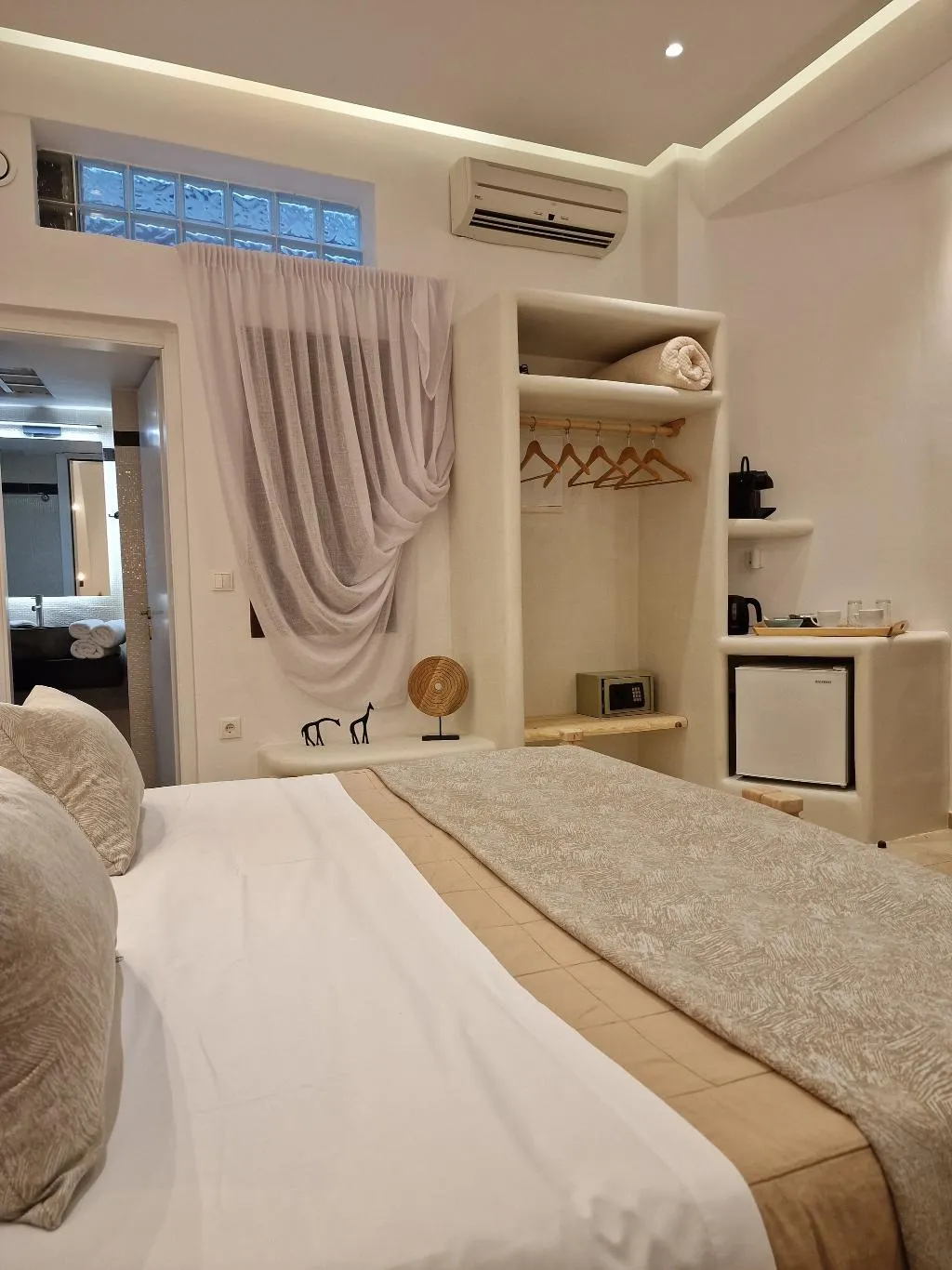 Double or Twin STANDARD Room, Amerisa Suites, Santorini