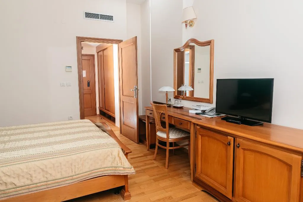 TRIPLE STANDARD Room, Spongiola, Split