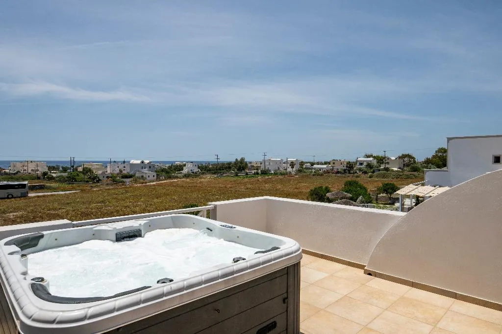 QUADRUPLE WITH JACUZZI Room, Bella Santorini, Santorini