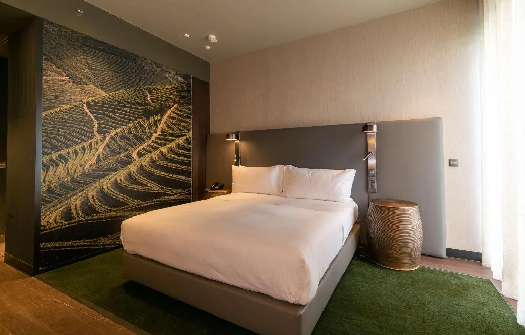 DOUBLE GUEST ROOM KING BED Room, Hilton Porto Gaia, Porto