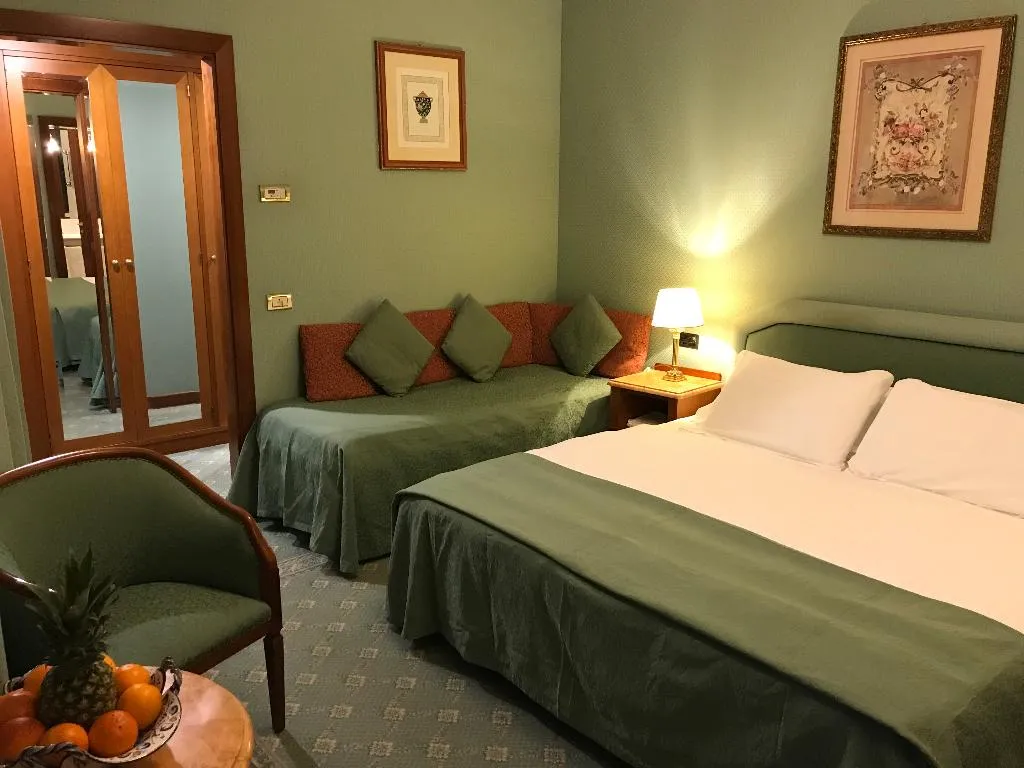 TRIPLE CLASSIC Room, Room Select Mecenate Palace, Rome