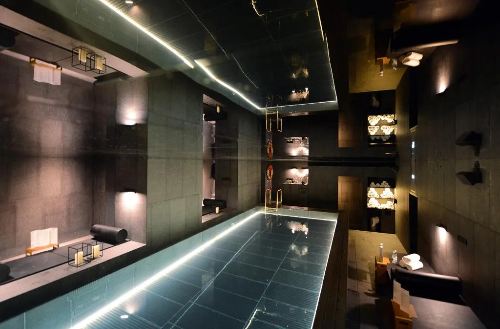 Pool, W Amsterdam, Amsterdam