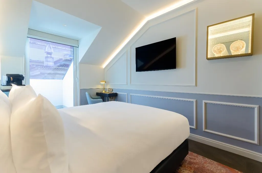 DOUBLE DELUXE WITH VIEWS Room, The Emerald House Lisbon, Curio Collection by Hilt, Lisbon