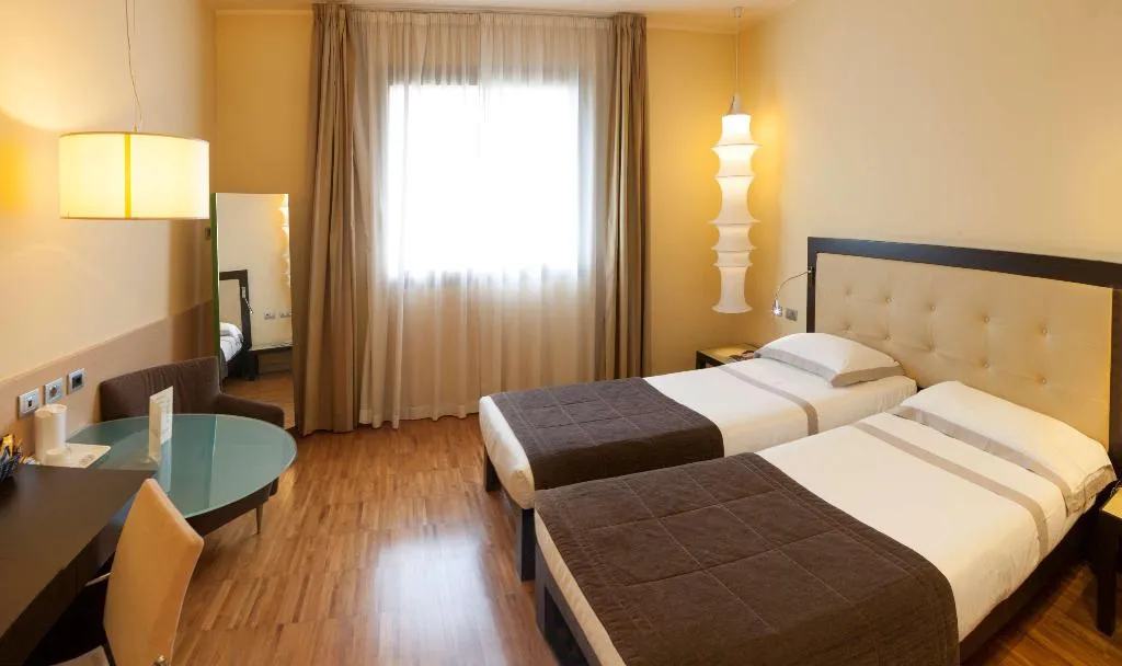 Room, Cruise, Milan