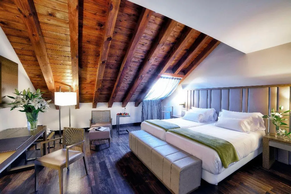 Room, NH Collection Madrid Palacio de Tepa, Madrid