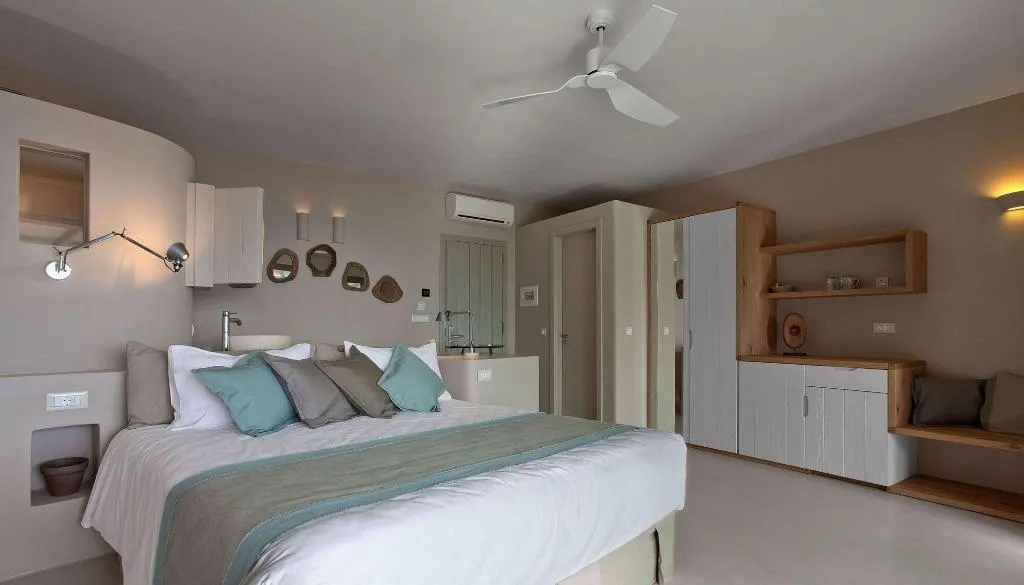 Room, F Zeen, Kefallinia