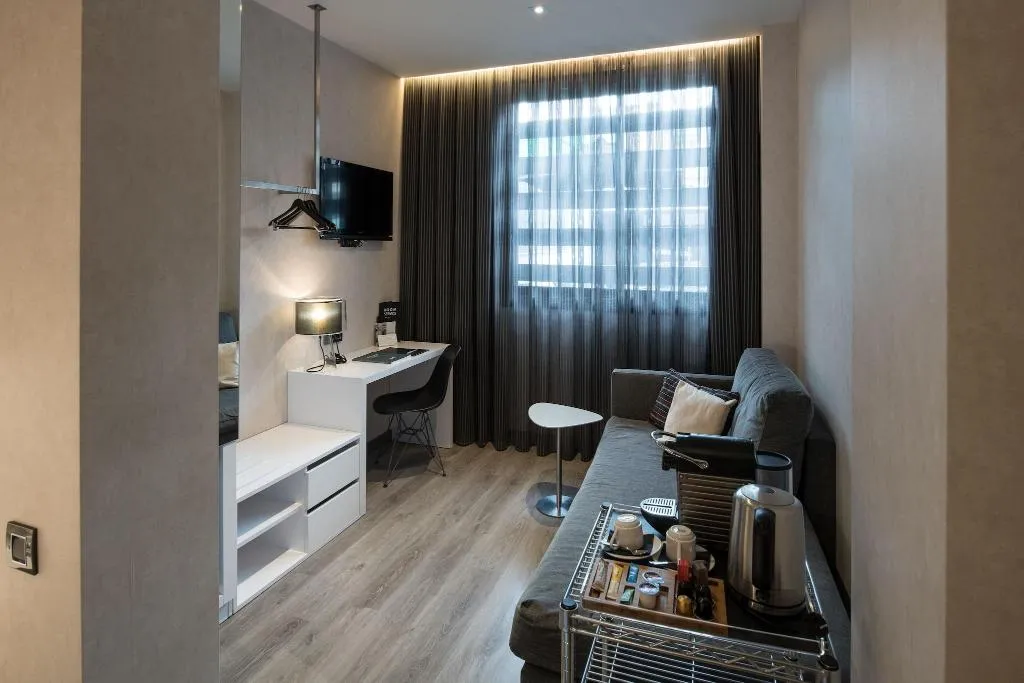 JUNIOR SUITE QUEEN SIZE BED Room, Catalonia Gran Via BCN, Barcelona