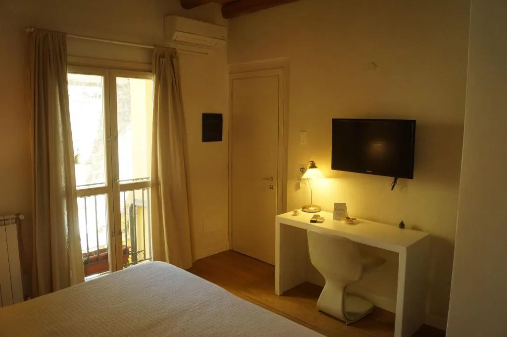 Room, Khalisah, Palermo