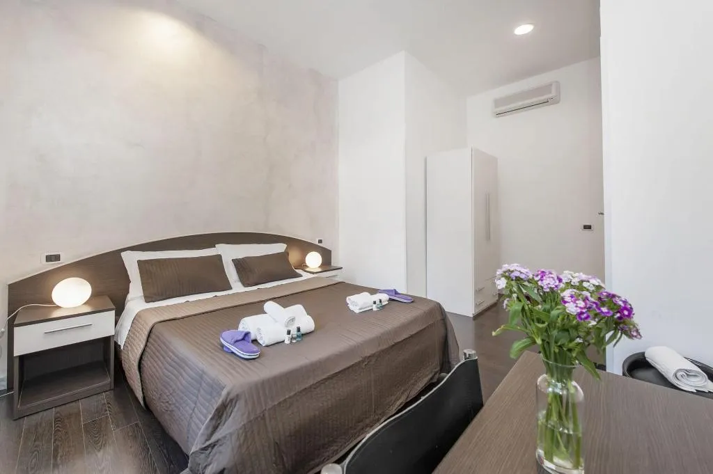 Room, Gate 40, Naples