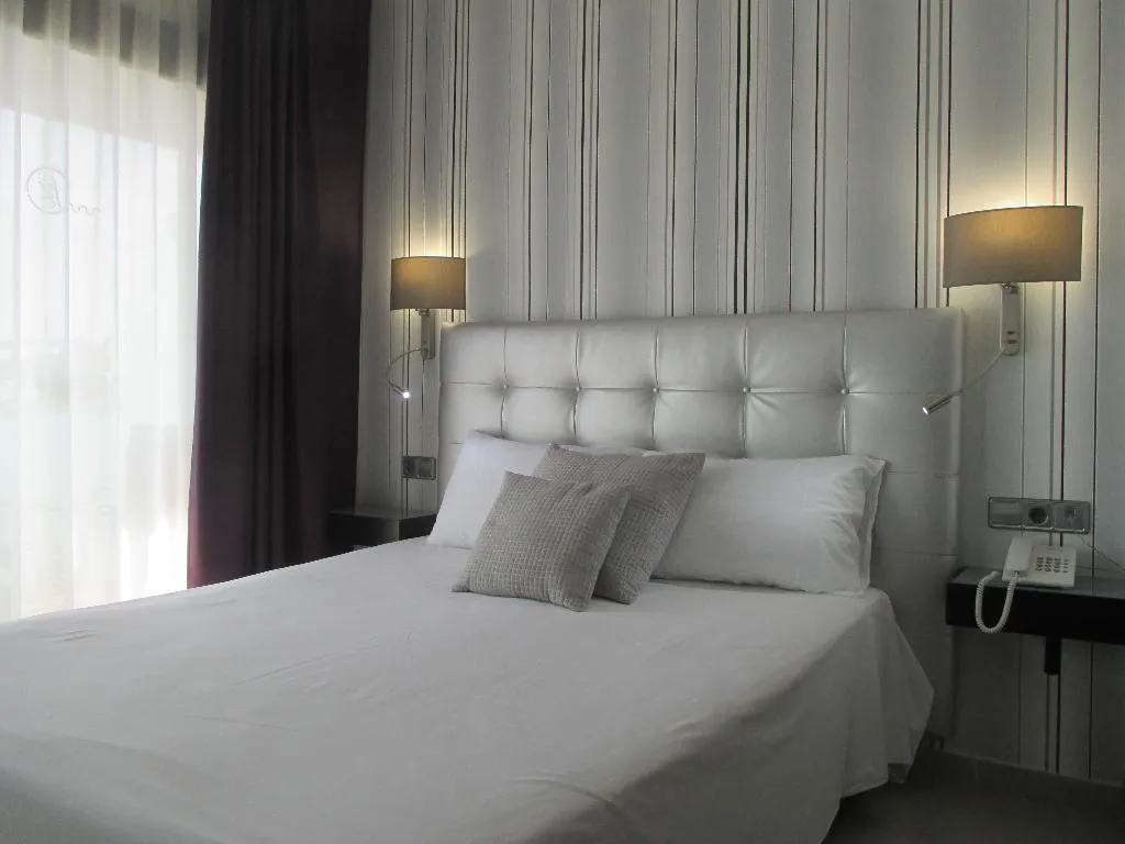 SINGLE SUPERIOR POOL VIEW Room, Fenals Garden, Costa Brava