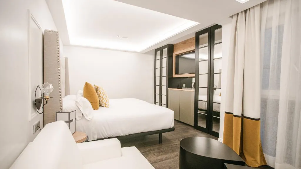 DOUBLE SUPERIOR Room, Regina, Madrid
