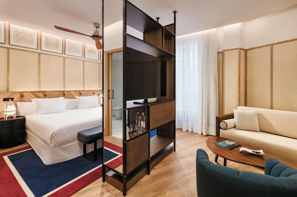 DOUBLE DELUXE KING BED Room, H10 Madison, Barcelona