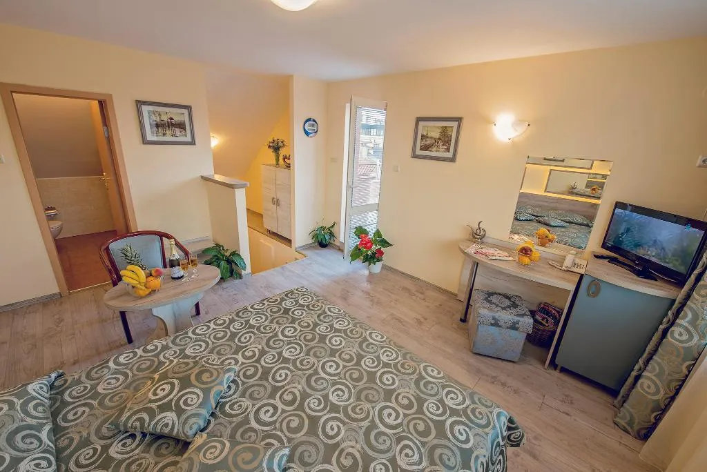 Room, Victoria, Varna