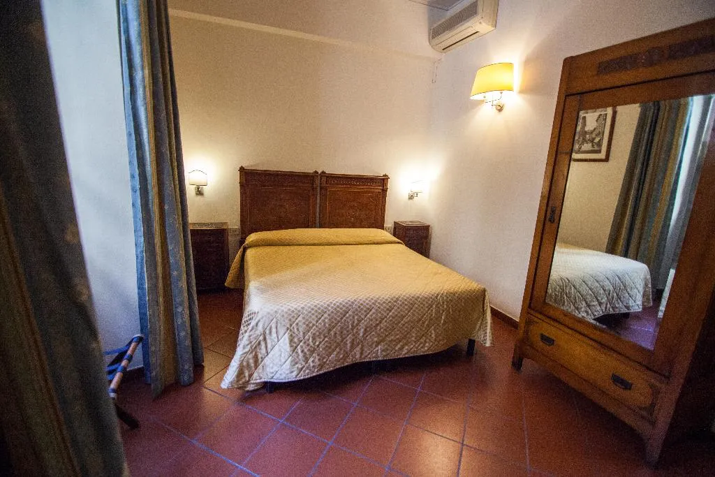 TRIPLE STANDARD Room, Cimabue, Florence
