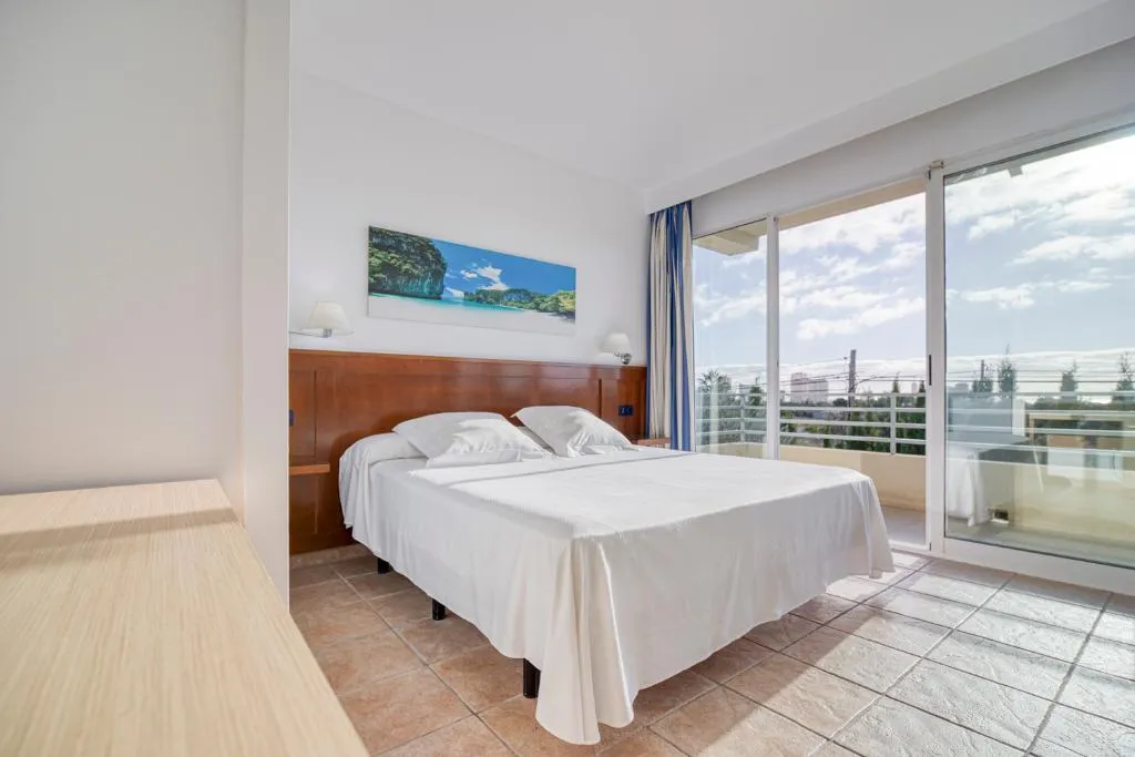 Room, Abril, Costa Blanca