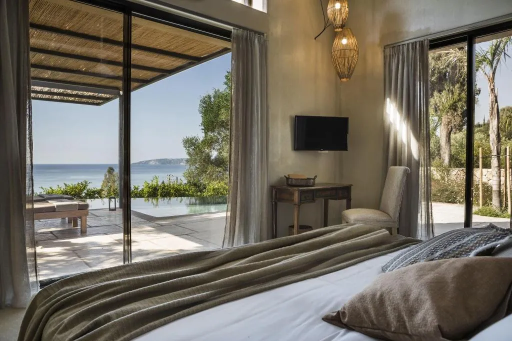 Room, F Zeen, Kefallinia