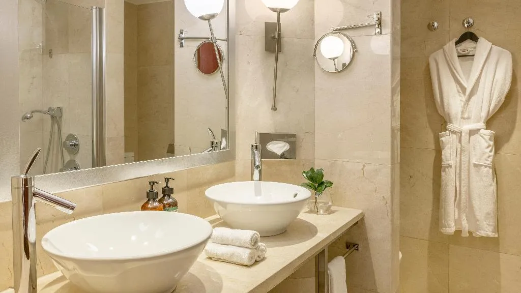 JUNIOR SUITE CITY VIEW Room, Crowne Plaza Porto, Porto
