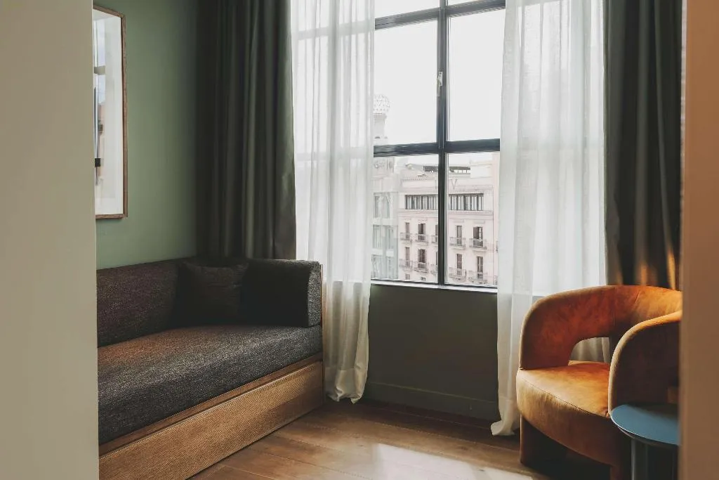 Room, Regina, Barcelona