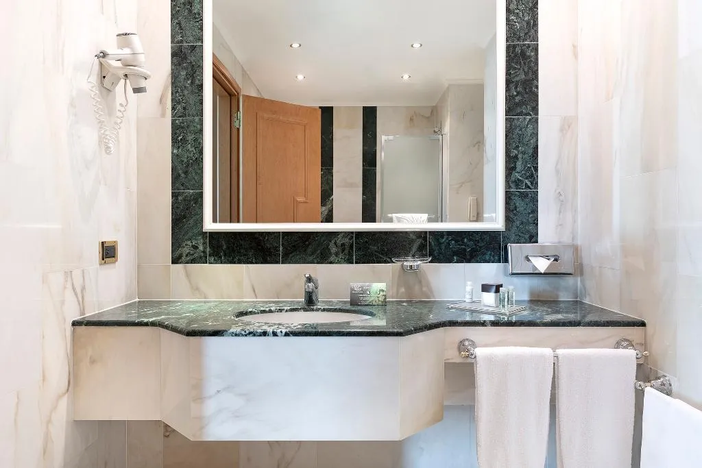 JUNIOR SUITE STANDARD Room, Royal Garden Hotel, Milan