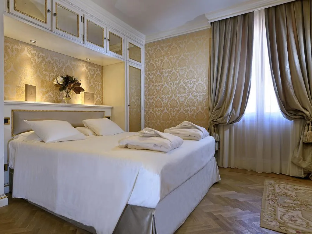 DOUBLE CLASSIC Room, Ai Reali Hotel, Venice