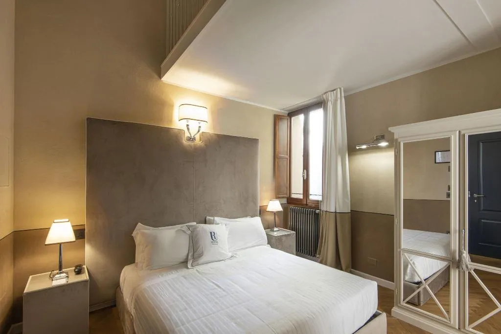 DOUBLE SUPERIOR QUEEN BED Room, Relais Uffizi, Florence