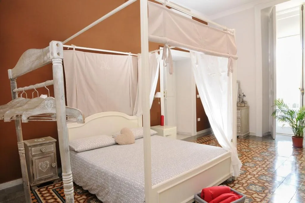 Room, B&B Napul'art, Naples