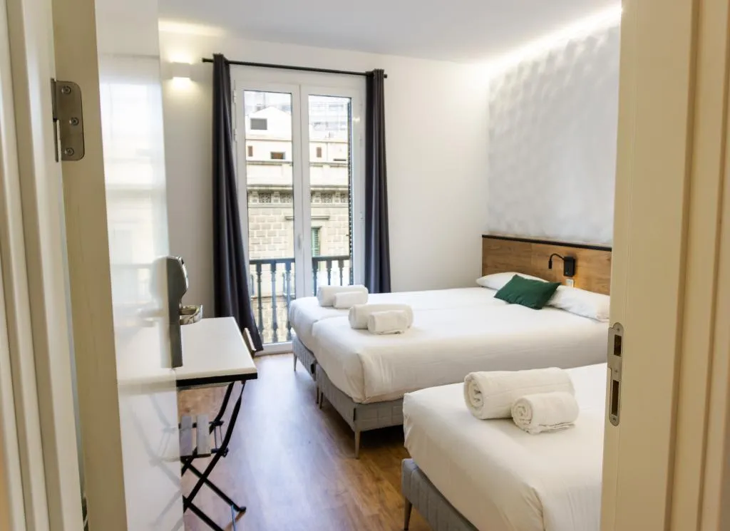 TRIPLE WITH BALCONY WITH VIEWS Room, Fontanella Green House, Barcelona