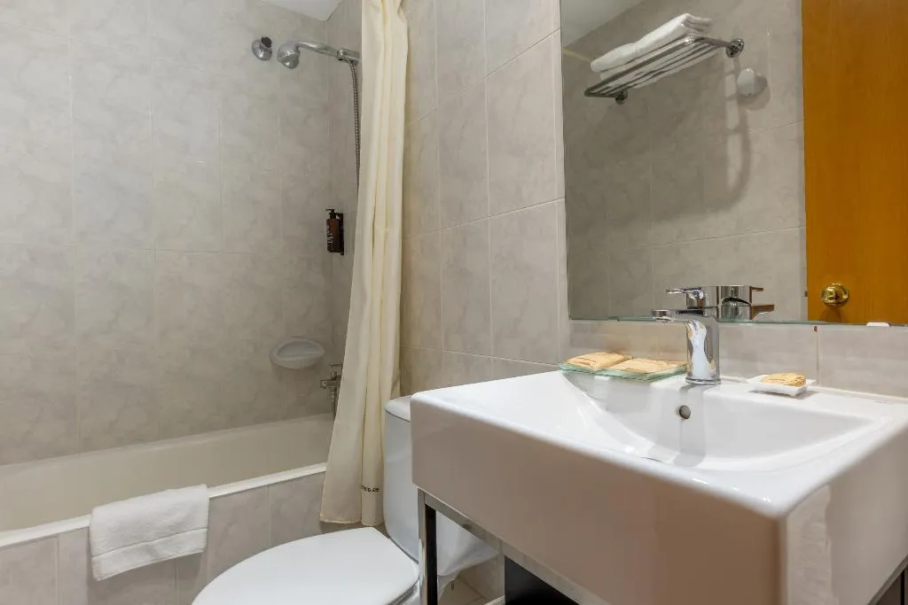 DOUBLE STANDARD Room, Lyon, Barcelona