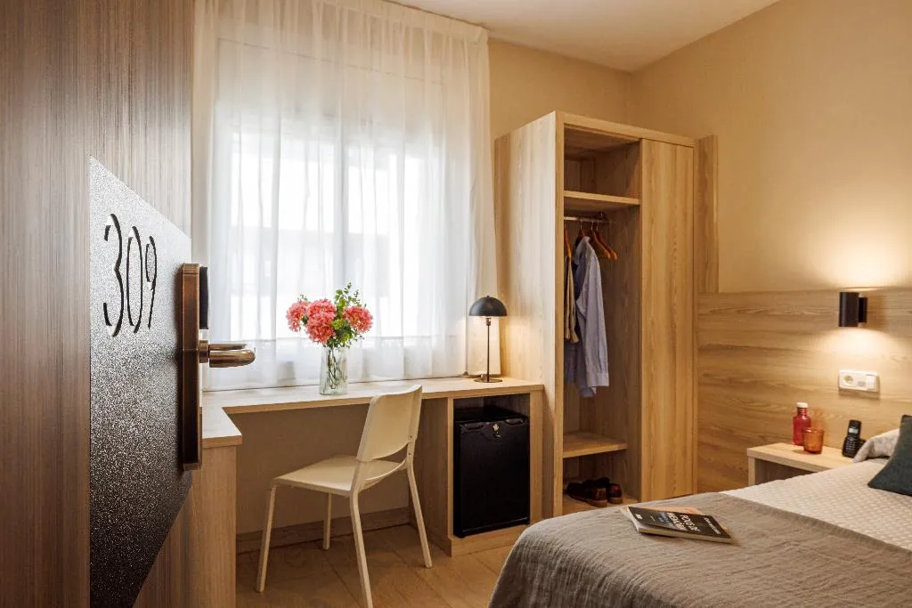 SINGLE STANDARD Room, Bonanova Park, Barcelona