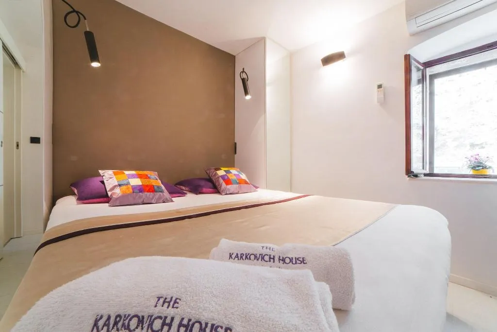 Room, House Karkovich, Split