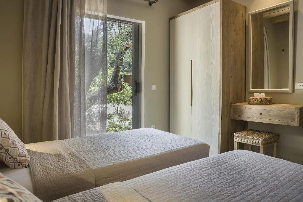 Room, F Zeen, Kefallinia