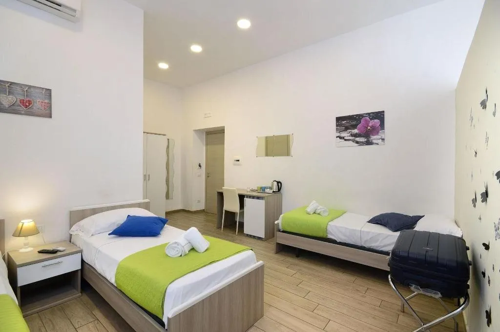 Room, Funikulì Funikulà, Naples