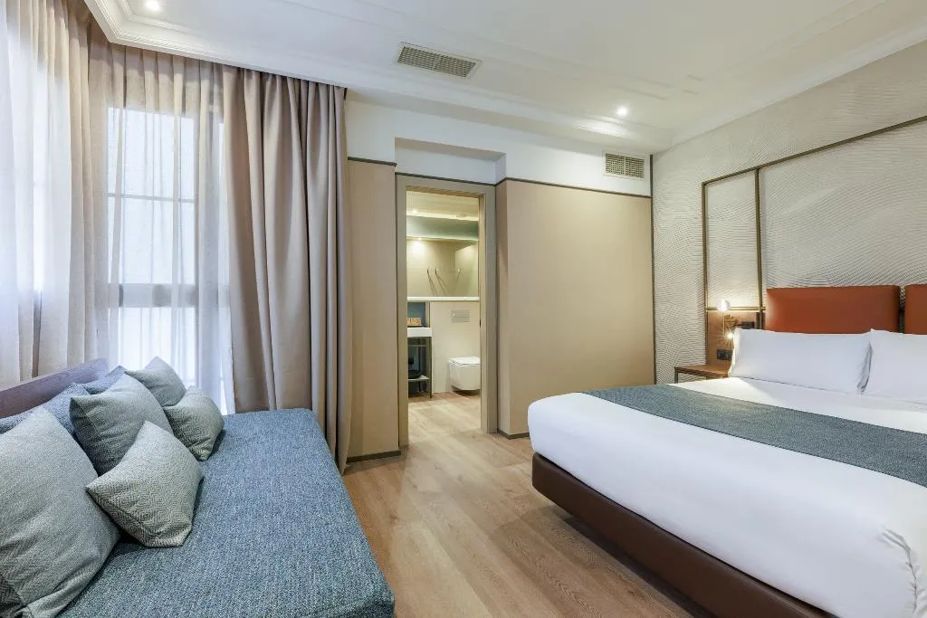 TRIPLE INNER Room, Hotel Medinaceli 4*S, Barcelona