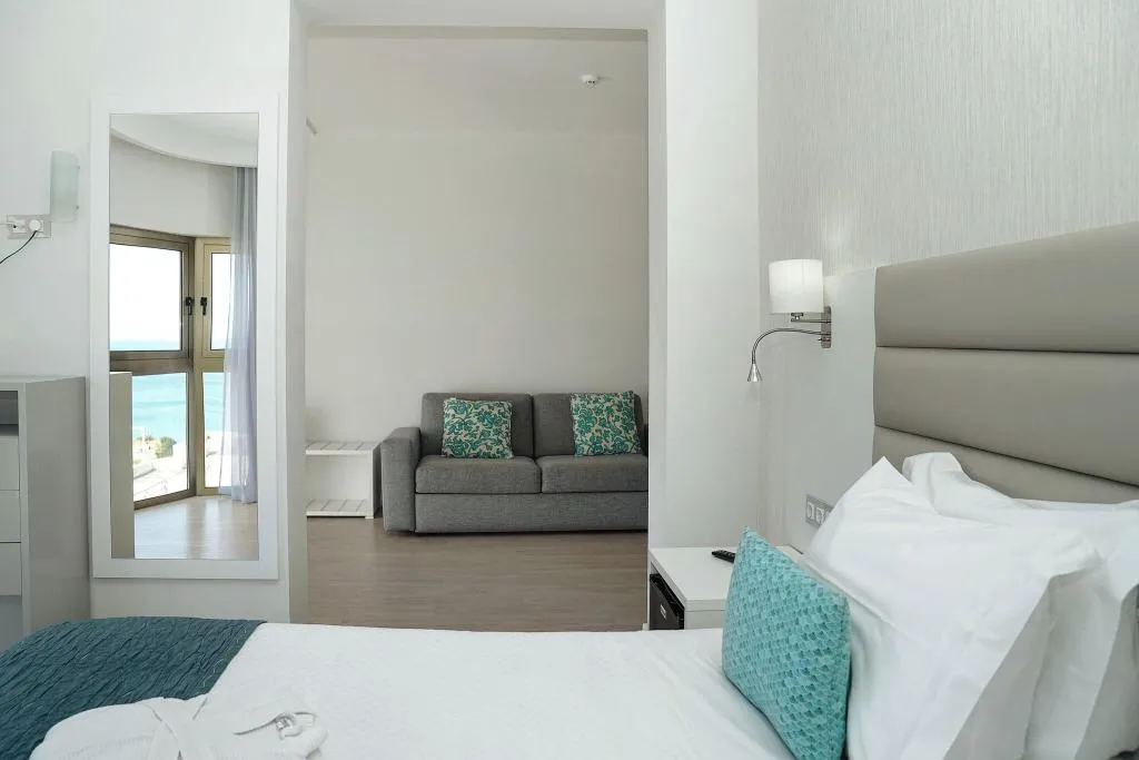 JUNIOR SUITE PARTIAL SEA VIEW Room, Carvi Beach Hotel, Algarve