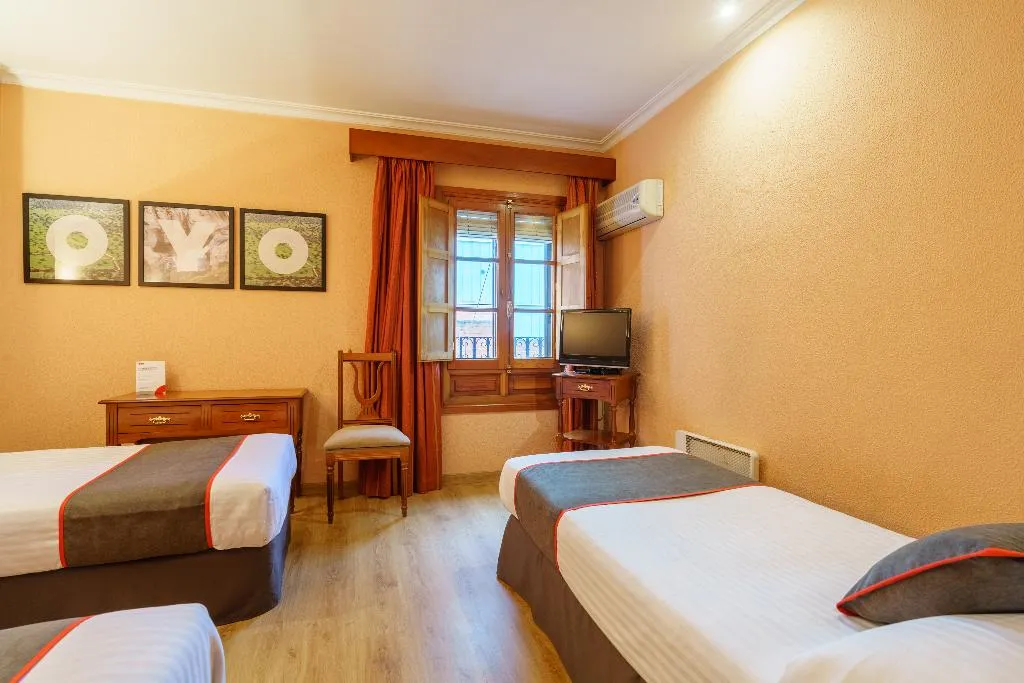 TRIPLE STANDARD Room, Los Castaños, Seville
