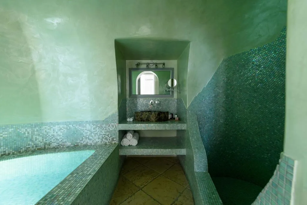 SUITE WITH JACUZZI Room, Above Blue Suites, Santorini
