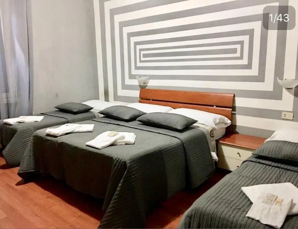 Room, Hi Termini, Naples