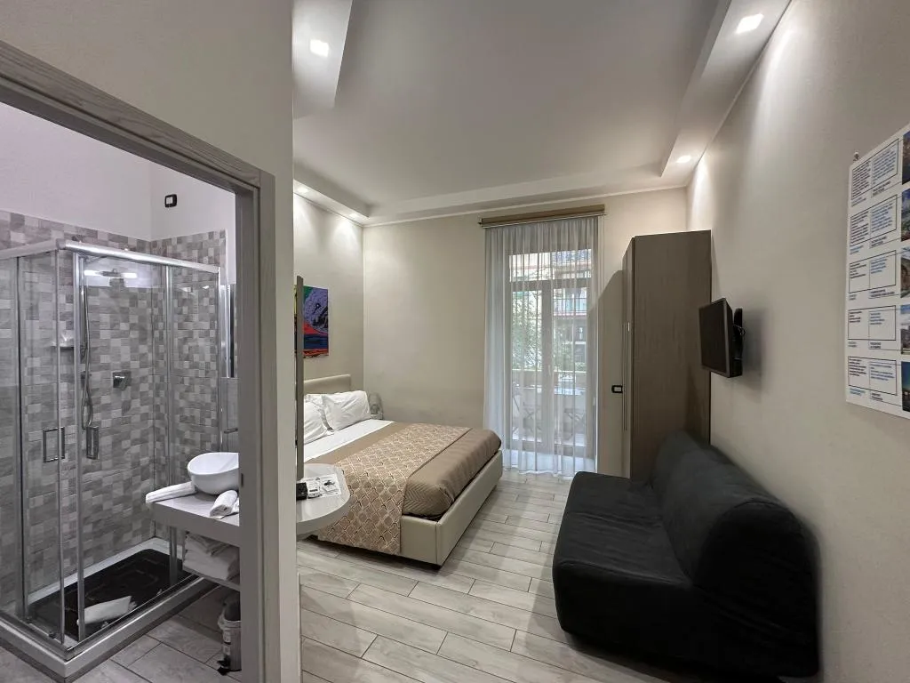 QUADRUPLE SUPERIOR WITH BALCONY Room, Residenza Suarez, Naples