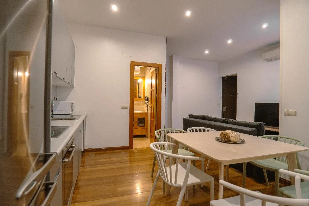 APARTMENT THREE BEDROOMS ONE BATHROOM Room, Smartr Madrid Atocha, Madrid